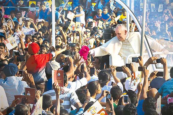Pope Francis experiences Filipino hospitality