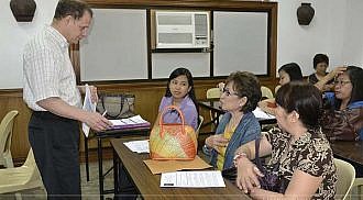 Lamoureux conducts immigration workshops in the Philippines