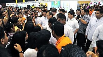 Aquino cites risks of legislative wage hike, rejects P125 proposal