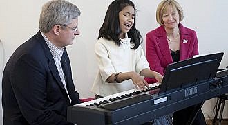 Stephen Harper visits Maria Aragon