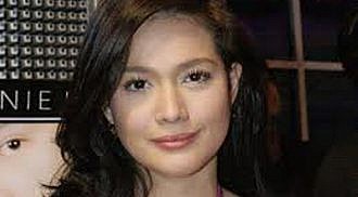 Bea Alonzo’s Twitter poser on the attack