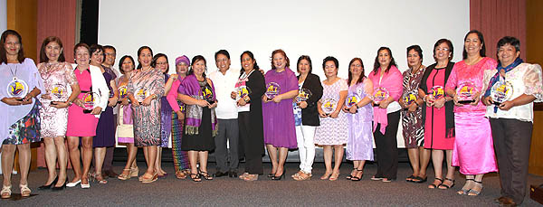 DOLE Secretary with Outstanding Filipinas